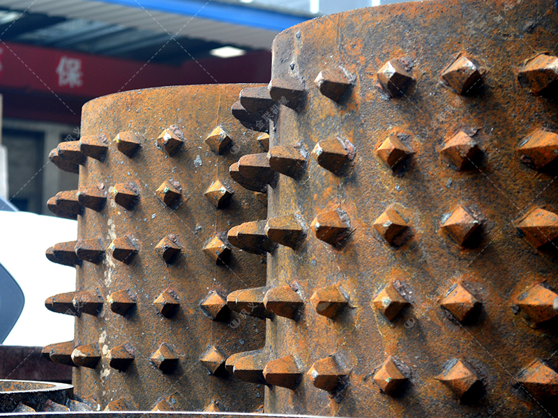 面对大块高硬度的原煤与煤矸石,双齿辊破碎机凭什么能“啃”得动? 面对大块高硬度的原煤与煤矸石,双齿辊破碎机凭什么能“啃”得动?