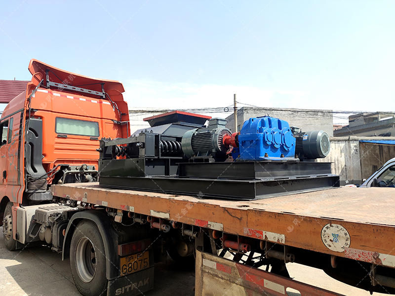 面对大块高硬度的原煤与煤矸石,双齿辊破碎机凭什么能“啃”得动? 面对大块高硬度的原煤与煤矸石,双齿辊破碎机凭什么能“啃”得动?